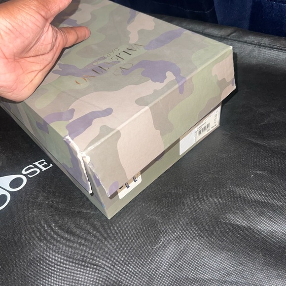 *** AUTHENTIC*** VALENTINO GARAVANI SNEAKERS - Picture 4 of 5